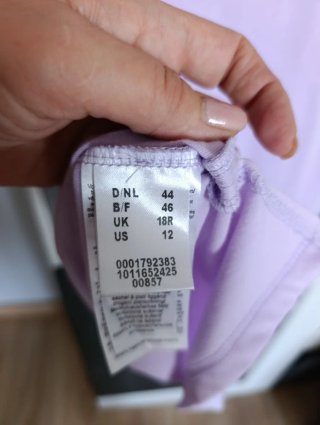 Camiseta morada con flores blancas
