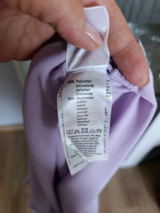 Camiseta morada con flores blancas