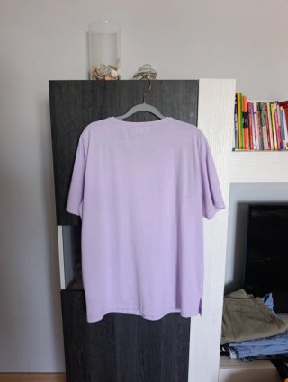Camiseta morada con flores blancas