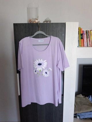 Camiseta morada con flores blancas