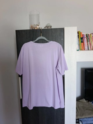 Camiseta morada con flores blancas