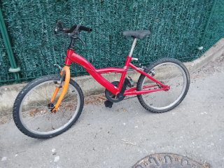 Bicicleta infantil roja