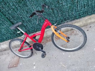 Bicicleta infantil roja