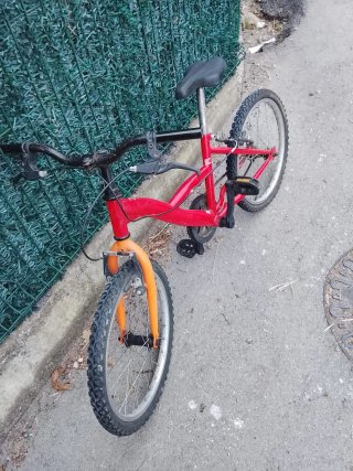 Bicicleta infantil roja