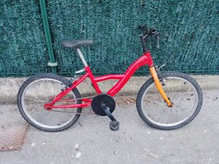 Bicicleta infantil roja