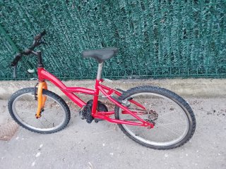 Bicicleta infantil roja
