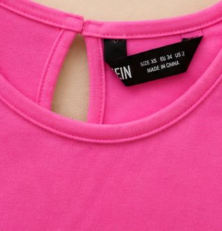 Camiseta rosa crop top con pedrería