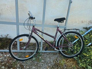 Bicicleta de montaña morada