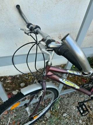 Bicicleta de montaña morada