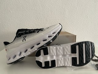 Zapatillas On Running Blancas y Negras