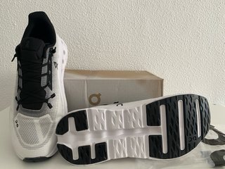 Zapatillas On Running Blancas y Negras