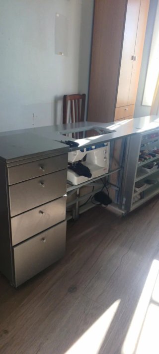 Máquina de coser Elna con mueble