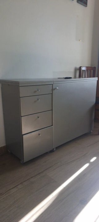 Máquina de coser Elna con mueble