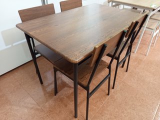 Mesa de comedor y 4 sillas