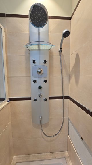 Baño de Lujo: Jacuzzi y Hidromasaje