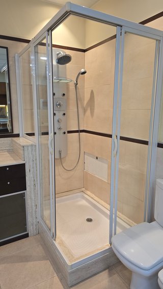 Baño de Lujo: Jacuzzi y Hidromasaje