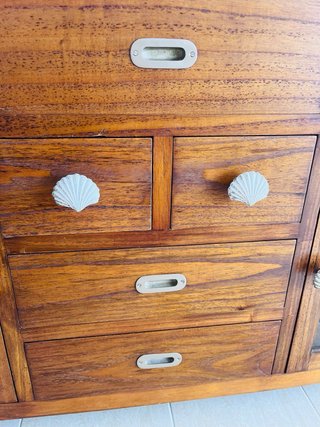 Bufet de madera con vitrinas