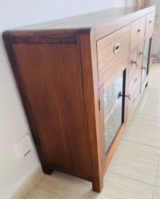 Bufet de madera con vitrinas