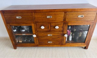 Bufet de madera con vitrinas