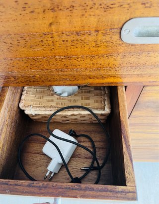 Bufet de madera con vitrinas