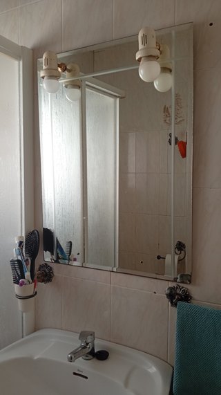 Lavabo con pie, bidé y váter de cerámica y espejo