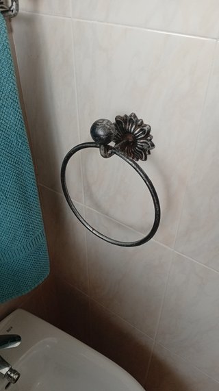 Lavabo con pie, bidé y váter de cerámica y espejo