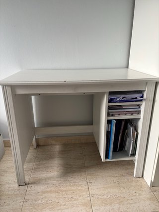 Escritorio blanco de madera
