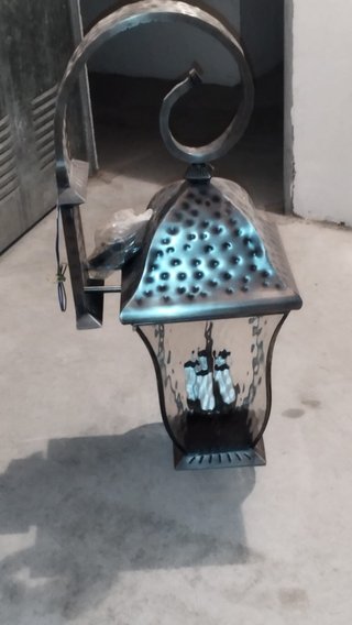 Farol grande de metal y cristal