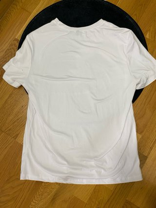 Conjunto chandal camiseta blanca y pantalón gris