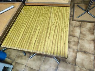 Mesas de madera y metal