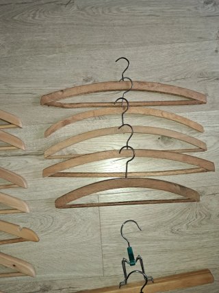 Lote de perchas de madera (22 unidades)