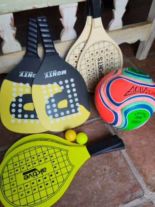 Palas de playa y balón