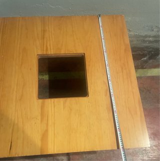 Mesa de madera con hueco central, tengo en cristal