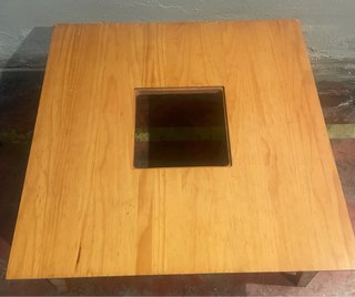 Mesa de madera con hueco central, tengo en cristal