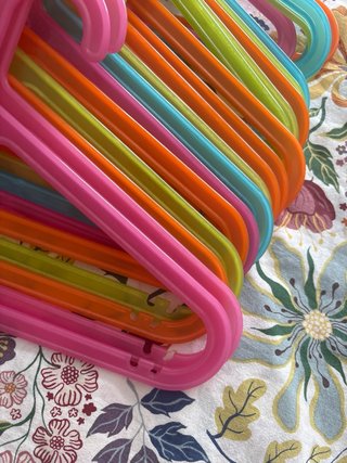Lote 21 perchas infantiles colores