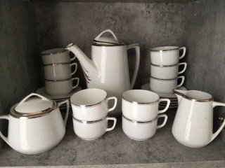 Juego de café, porcelana blanca con filo de plata