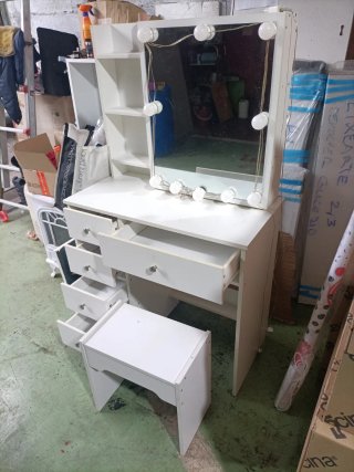 Tocador blanco con espejo y luces