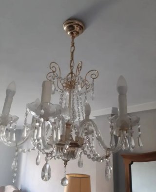 Lámpara de araña dorada y cristal