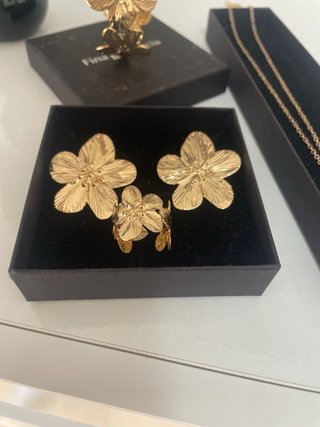 Conjunto de Joyería Flor Dorada
