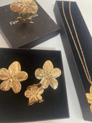 Conjunto de Joyería Flor Dorada