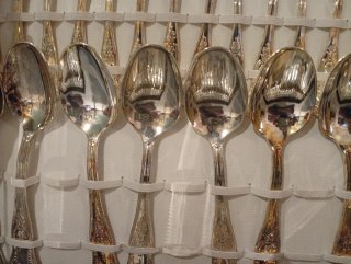 Cubertería de metal dorada y plateada