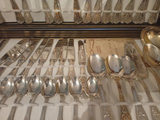 Cubertería de metal dorada y plateada