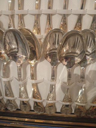 Cubertería de metal dorada y plateada