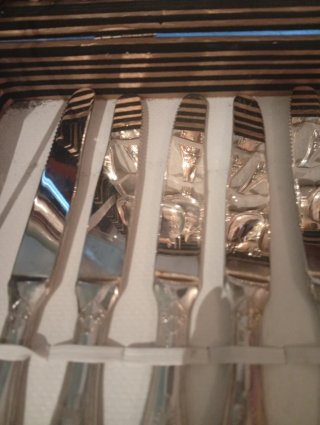 Cubertería de metal dorada y plateada