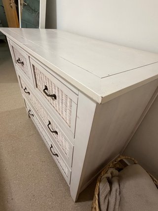 Cómoda estilo rustico de mimbre y madera