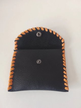 Monedero de cuero cosido a mano