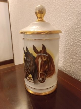 Jarra de porcelana con tapa dorada