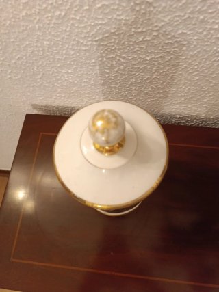 Jarra de porcelana con tapa dorada