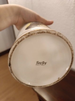 Jarra de porcelana con tapa dorada