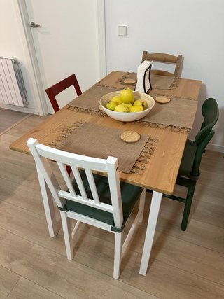 Mesa de comedor y 4 sillas.